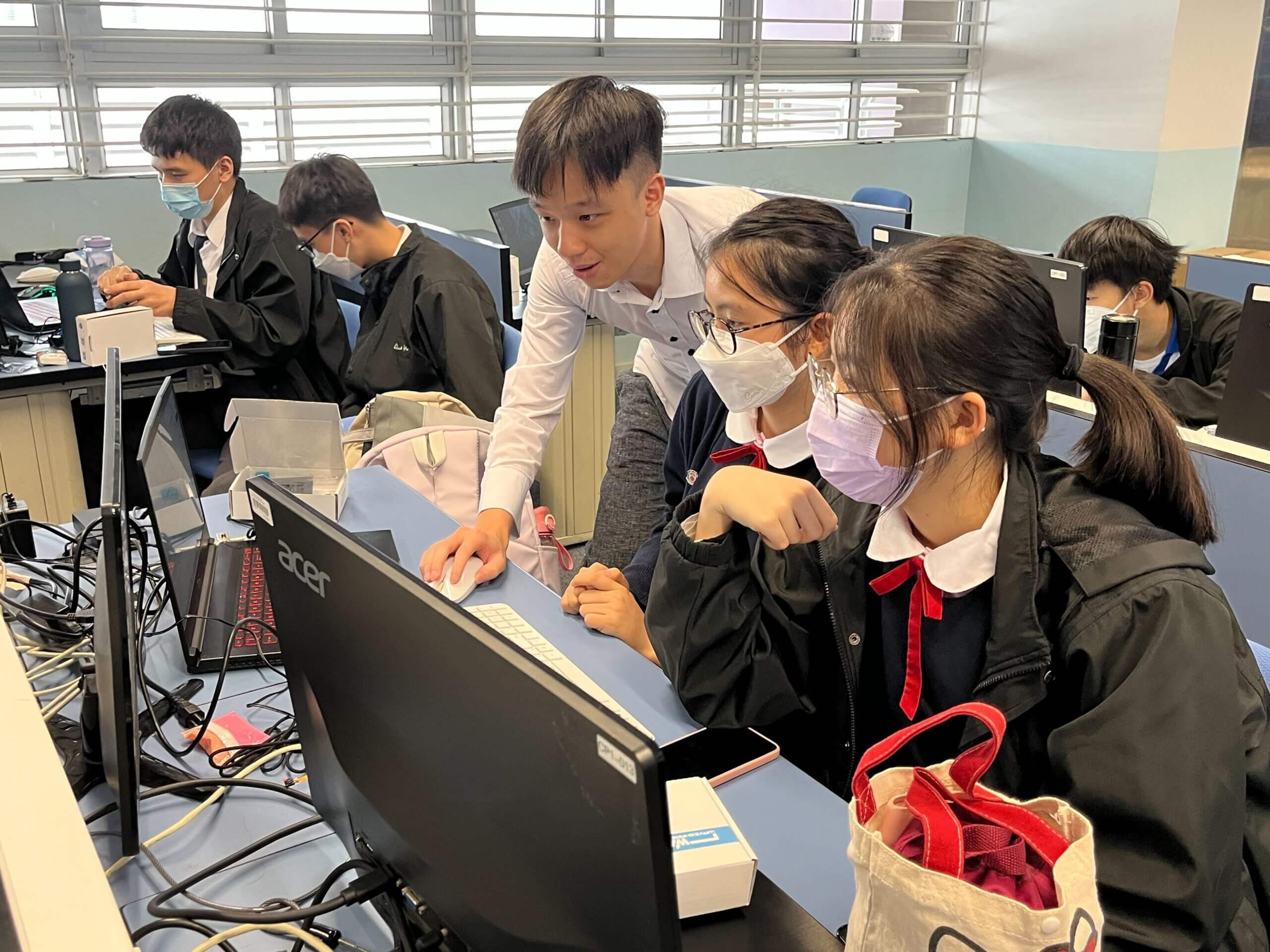 中學生在課堂上進行 AI 專題