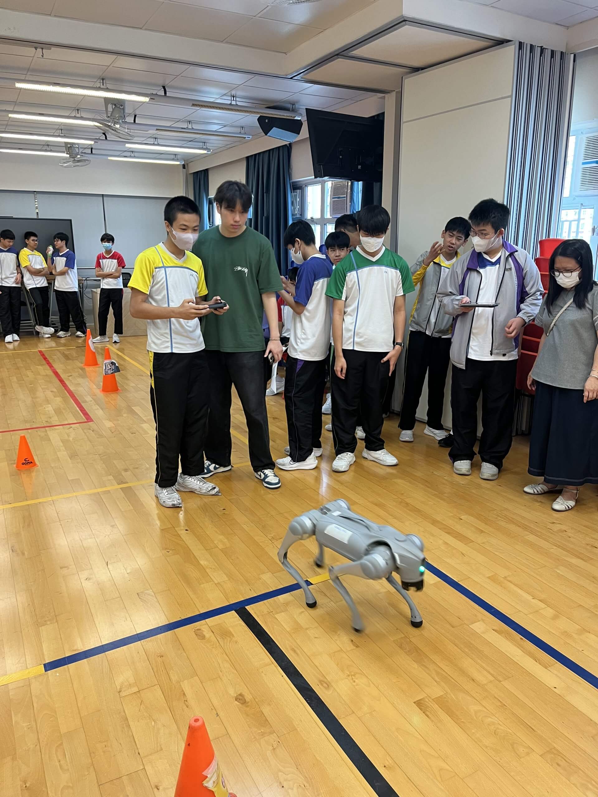導師在到校課程中協助學生操作 Unitree Go2 機械狗