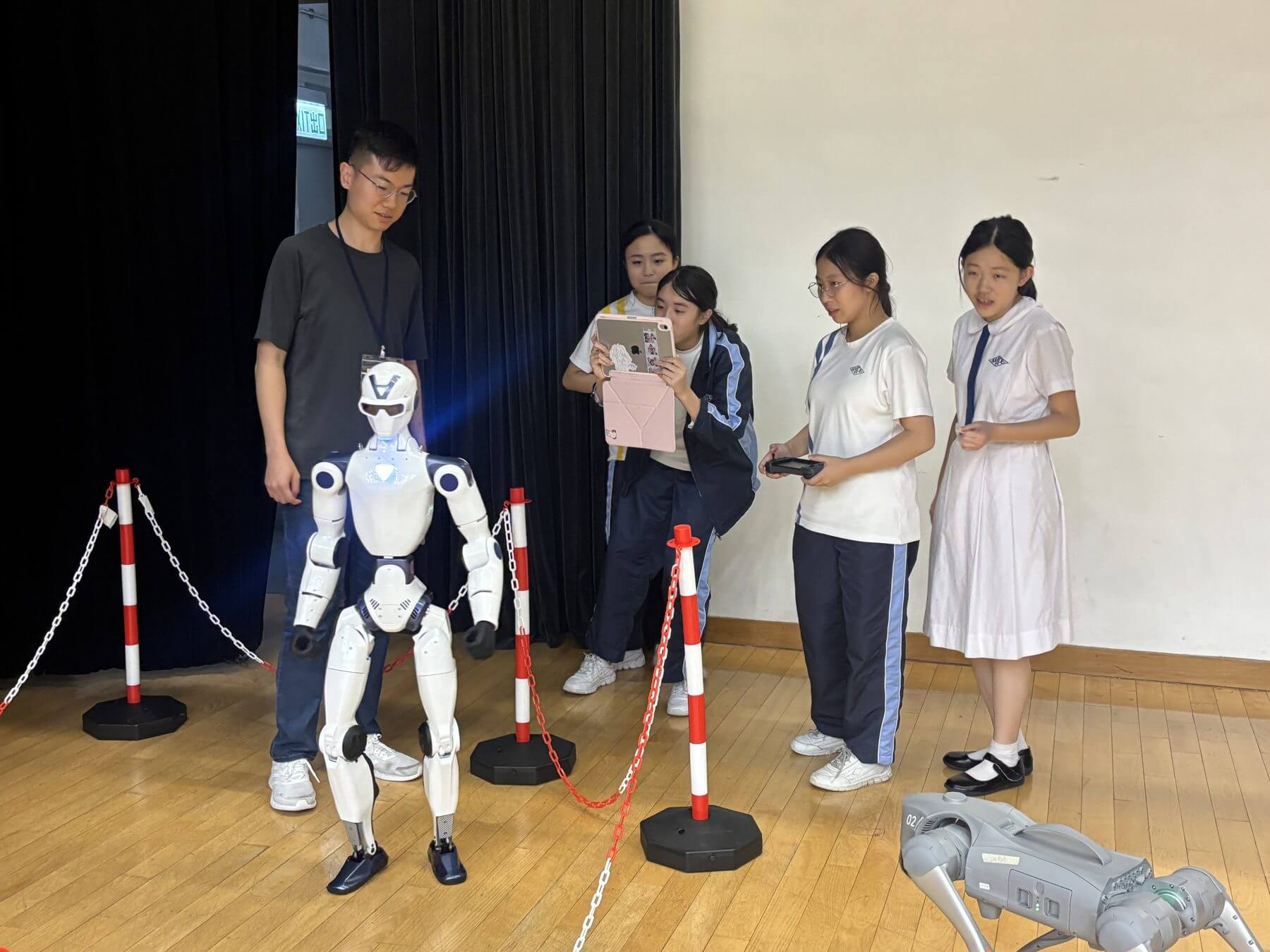 小學生與 Unitree R1 人形機械人