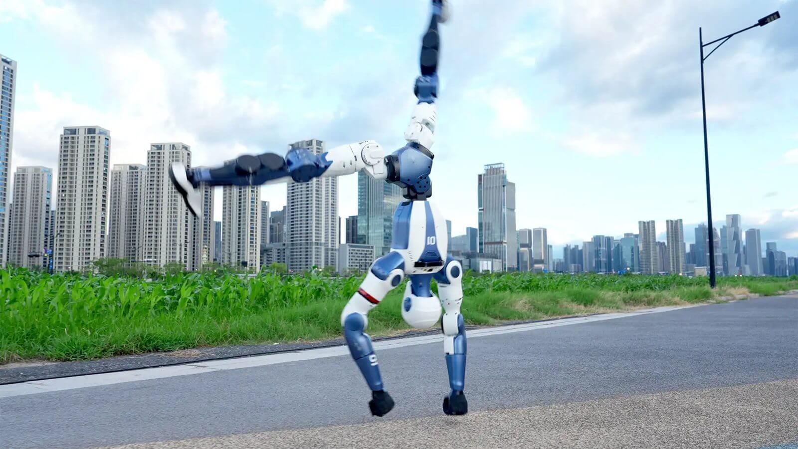 Unitree R1 人形機械人在戶外做出動作