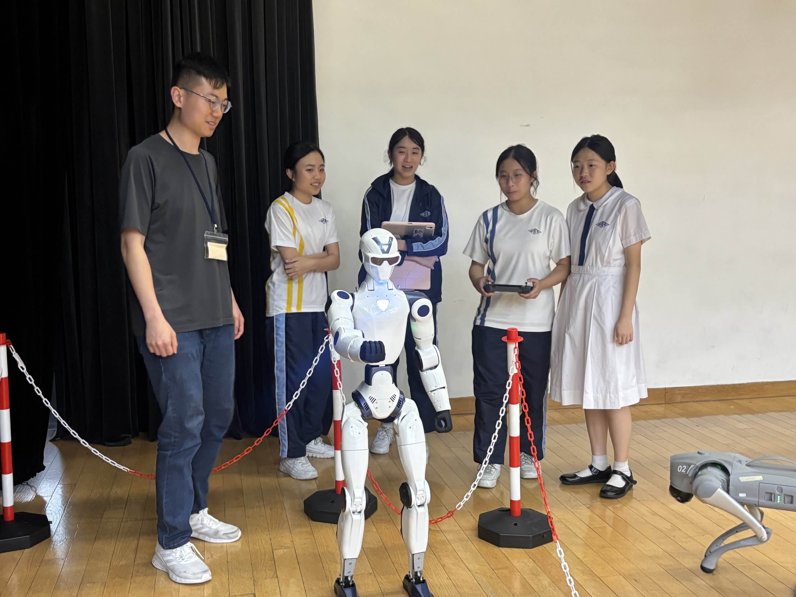Vinci 導師與學生進行 R1 實機操作