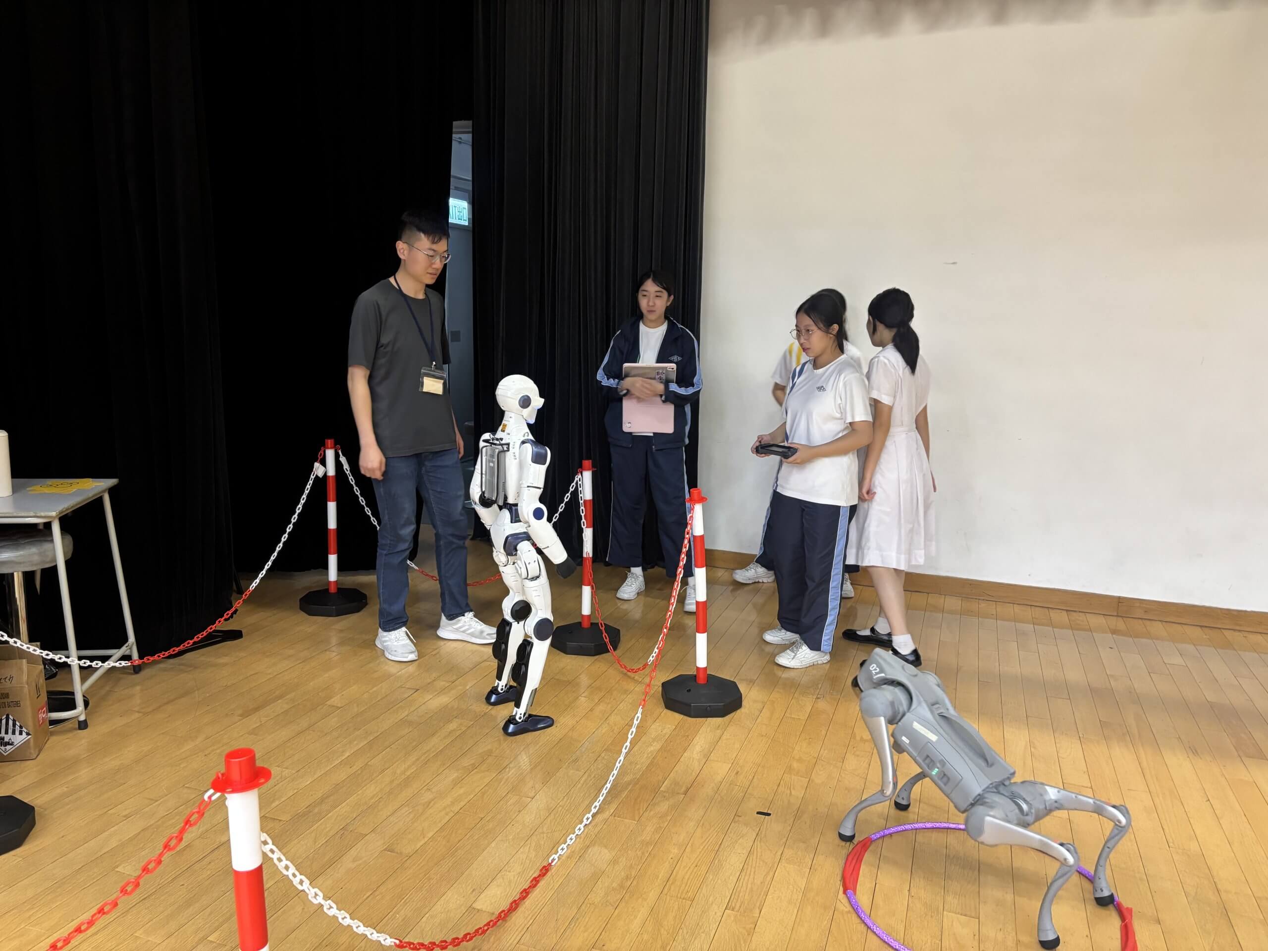 Vinci 導師與學生進行 R1 實機操作